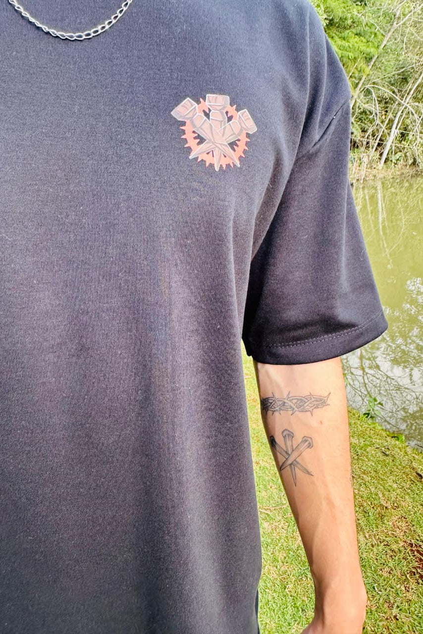 CAMISETA LOS CLAVOS PRETA