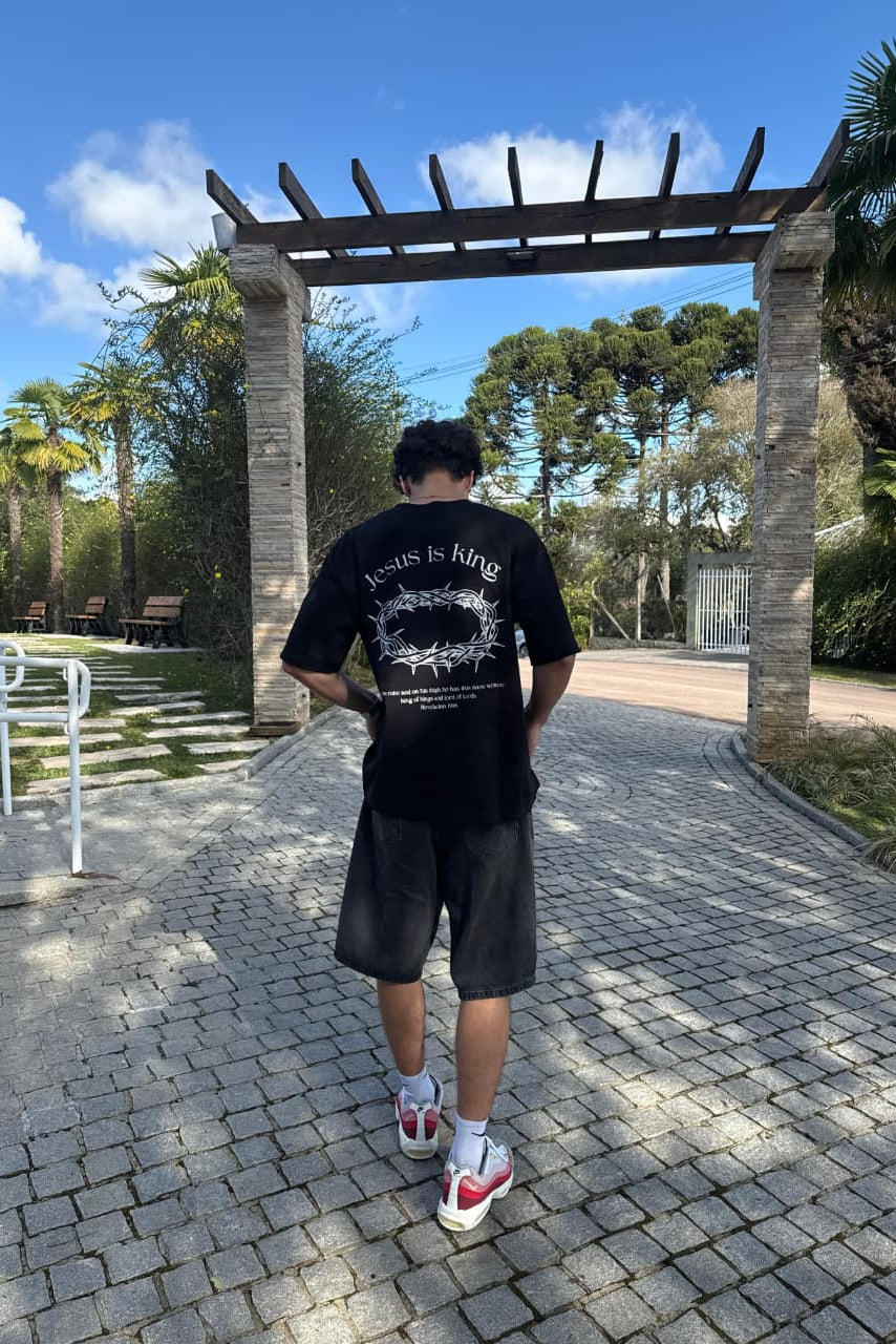 CAMISETA JESUS IS KING PRETA