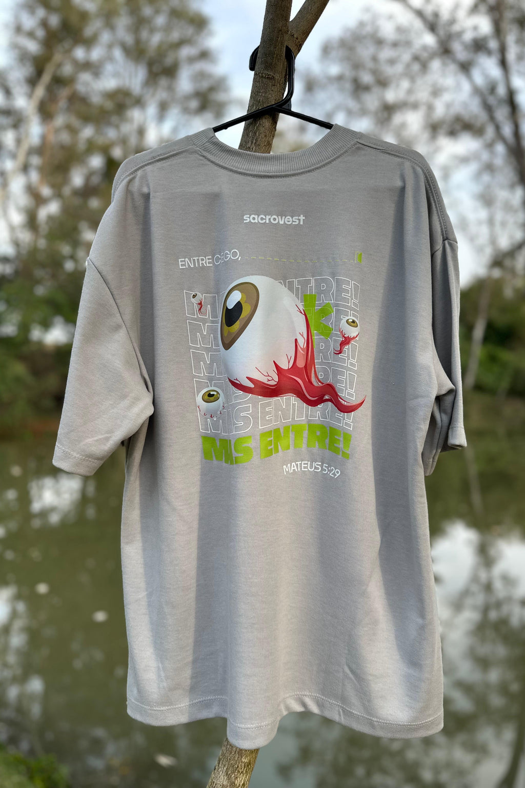 CAMISETA ENTRE CEGO CINZA