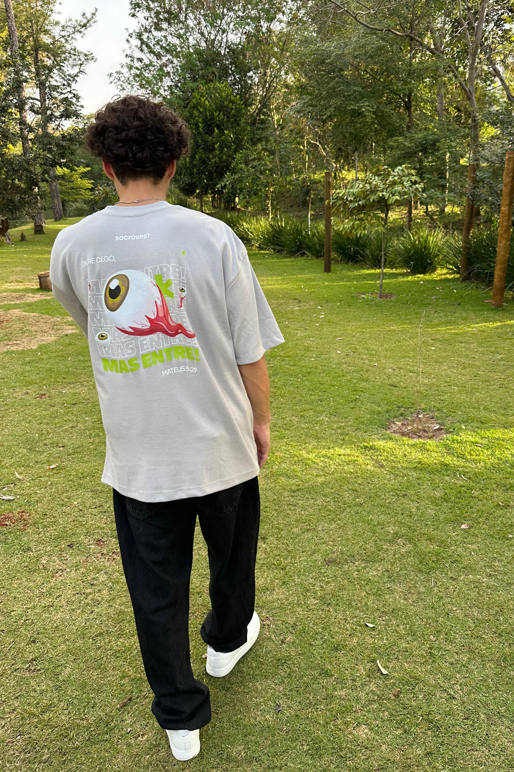 CAMISETA ENTRE CEGO CINZA