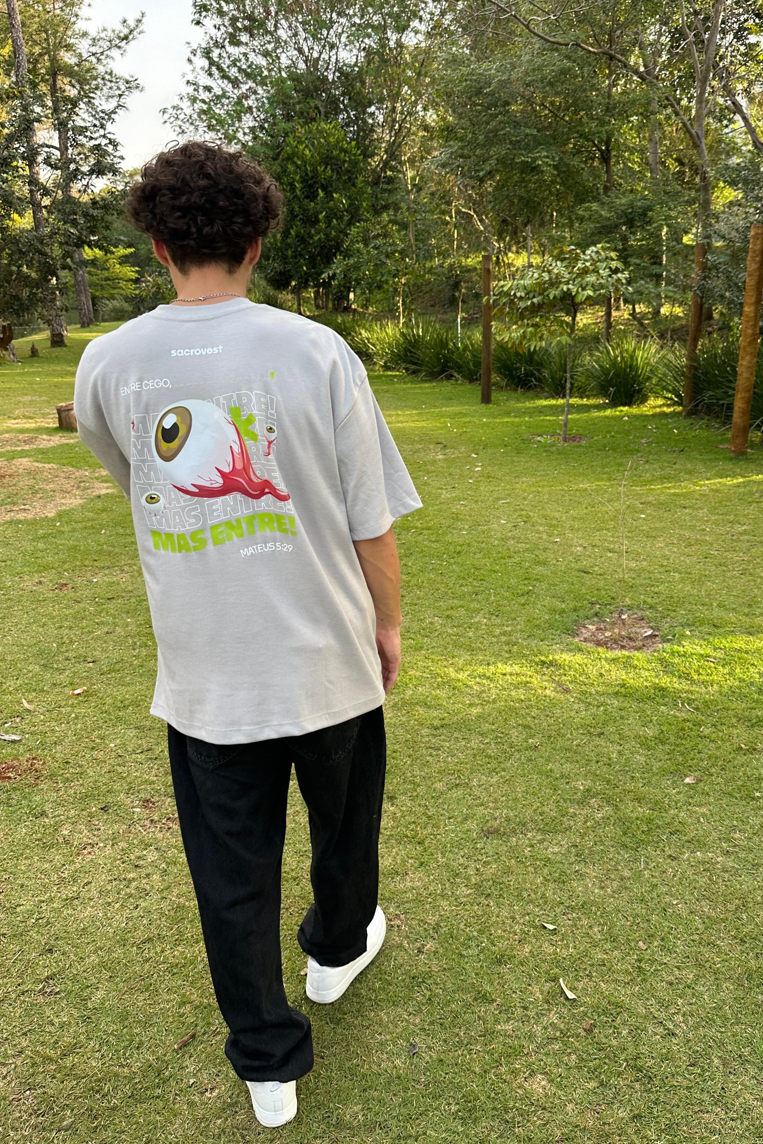 CAMISETA ENTRE CEGO CINZA